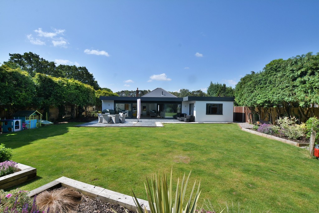 Southern Avenue, West Moors, BH22 0BH Edwards Estate Agents