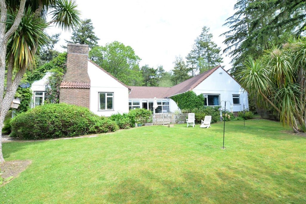 Vicarage Road, VERWOOD Edwards Estate Agents