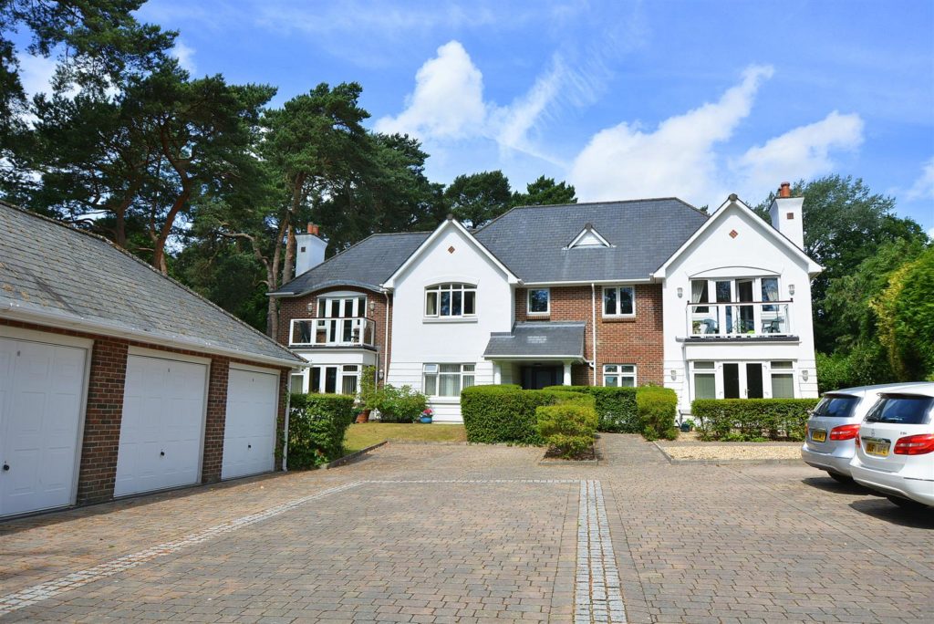 34 Golf Links Road, Ferndown