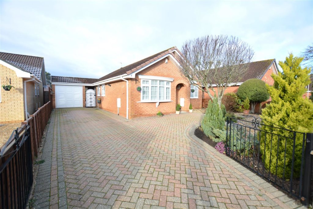 Acacia Avenue, VERWOOD Edwards Estate Agents