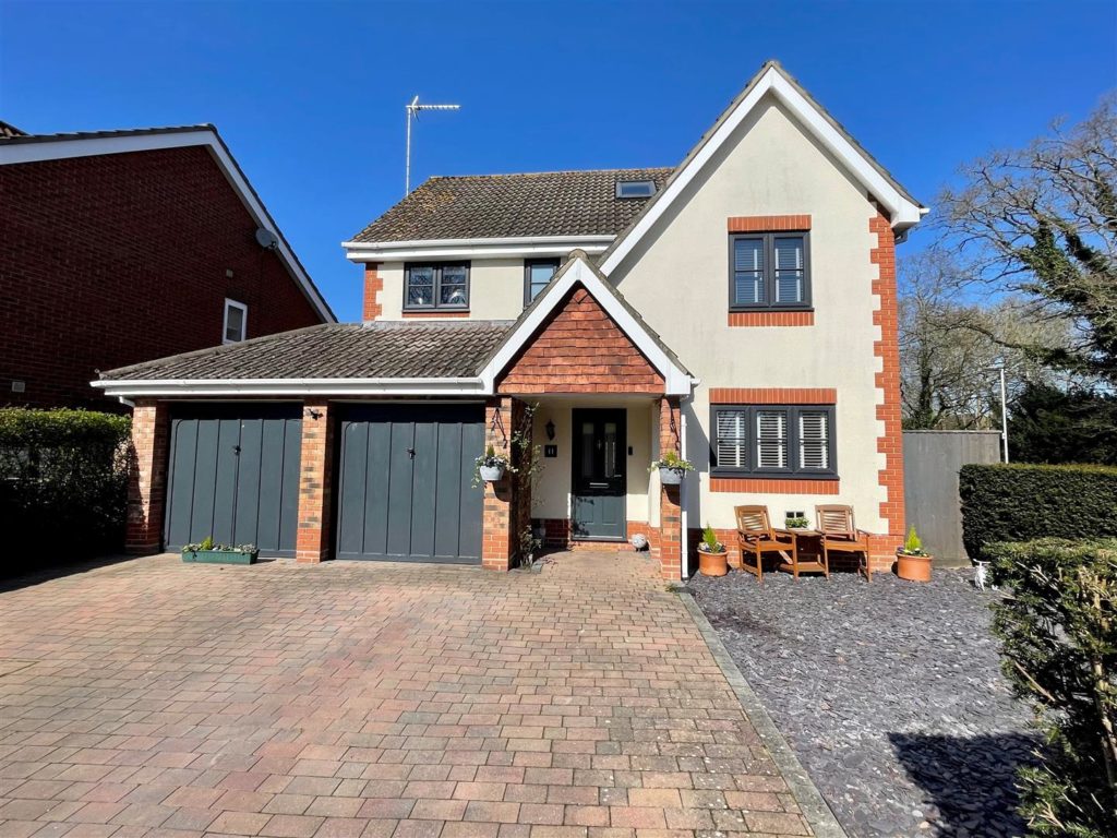 Oaks Mead, Verwood, Dorset Edwards Estate Agents