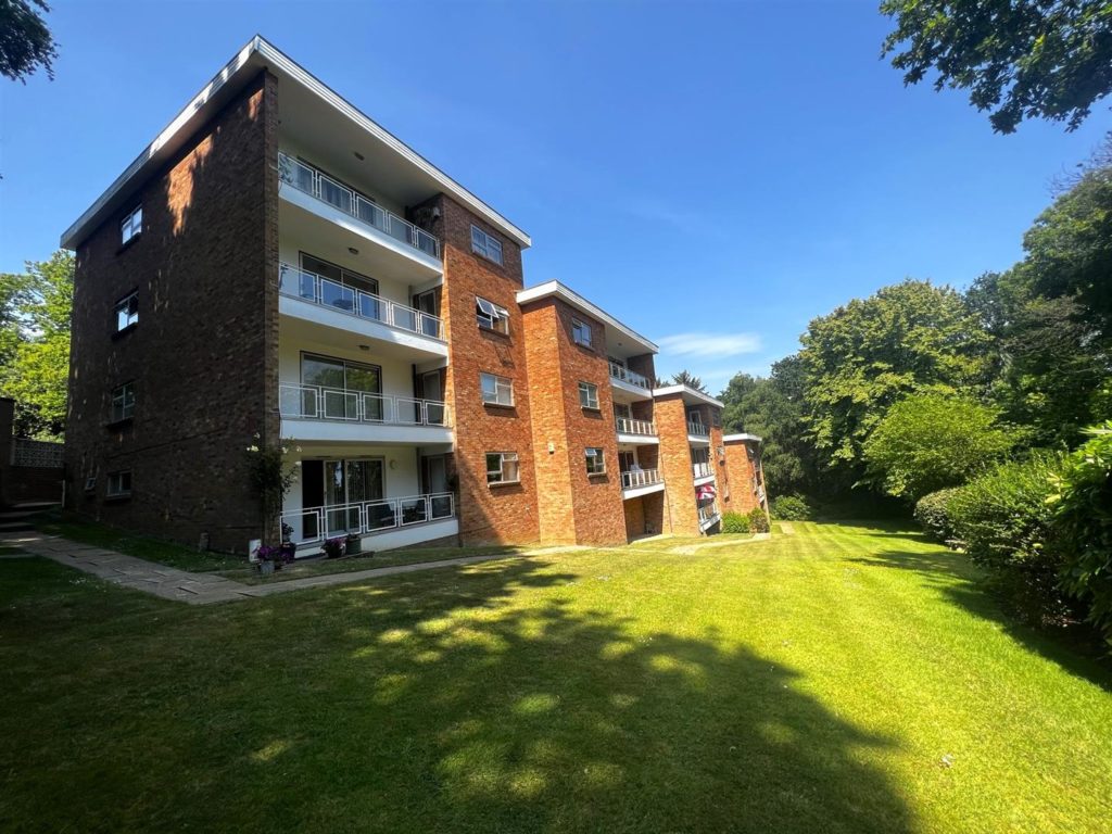 39 Wallace Road, Broadstone Edwards Estate Agents