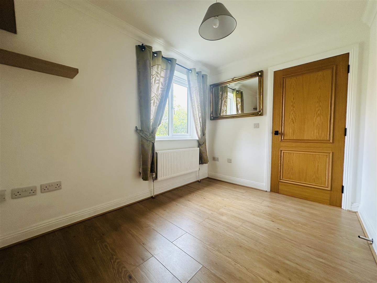 Lake Farm Close