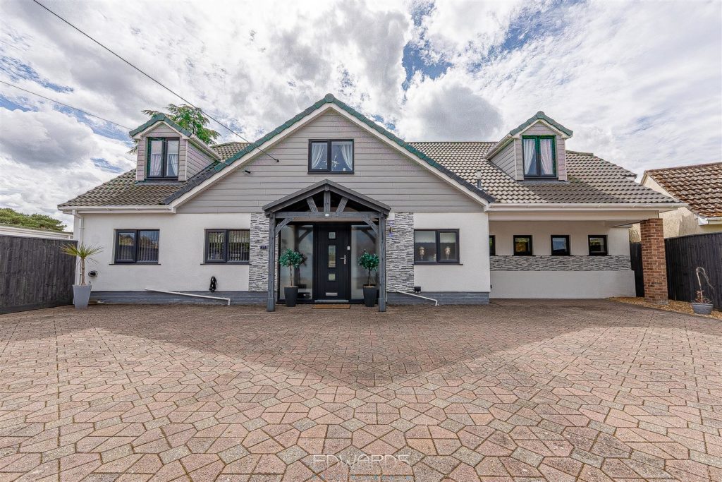 19, Oaks Drive, St Leonards And St Ives, Dorset, B