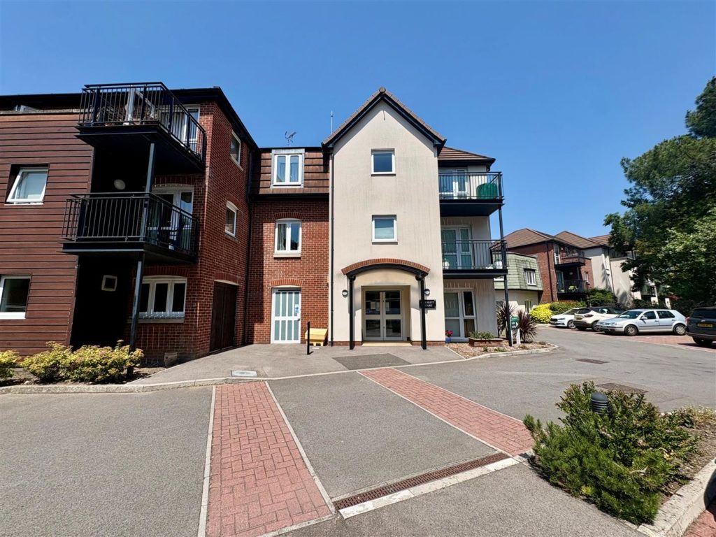 557 Ringwood Road, Ferndown